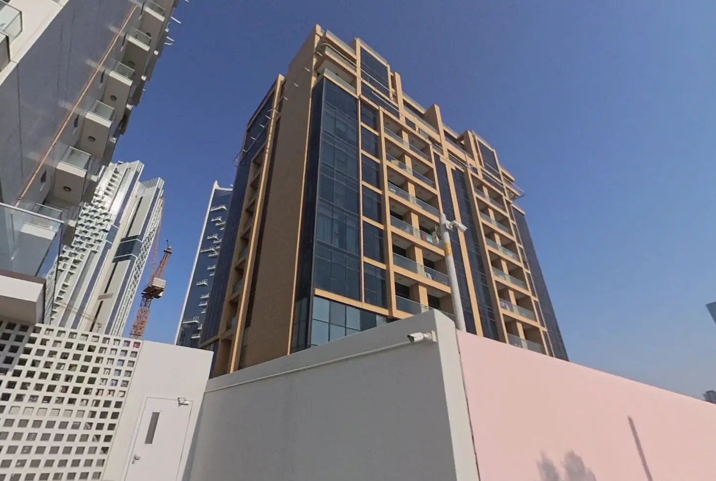 Street-level glass entrance lobby and modern architectural exterior of Al Qurm View building in Shams Abu Dhabi